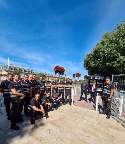 Agent de gardiennage de véhicules de nuit pour évènement automobile 06